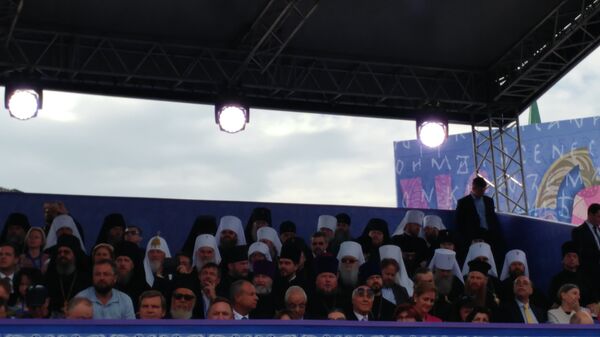 Патријарх српски Иринеј поред руског патријарха Кирила на свечаном концерту - Sputnik Србија