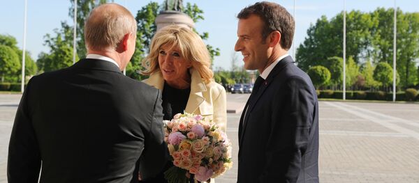 Владимир Путин и Емануел и Брижит Макрон - Sputnik Србија