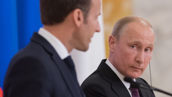24.05.2018. Ruski predsednik Vladimir Putin i predsednik Francuske Emanuel Makron na peterburškom međunarodnom ekonomskom forumu 2018 - Sputnik Srbija