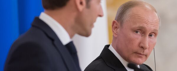 24.05.2018. Ruski predsednik Vladimir Putin i predsednik Francuske Emanuel Makron na peterburškom međunarodnom ekonomskom forumu 2018 - Sputnik Srbija