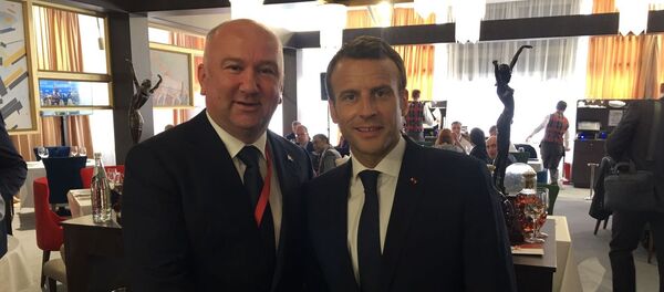 Српски министар за иновације и технолошки развој Ненад Поповић и председник Француске Емануел Макрон на Међународном економском форуму у Санкт Петербургу 2018. - Sputnik Србија