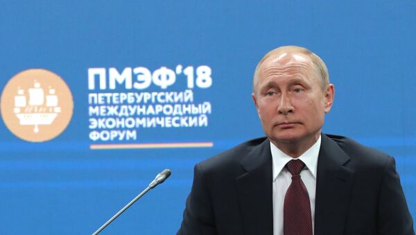 Predsednik Rusije Vladimir Putin na Međunarodnom peterburškom međunarodnom ekonomskom forumu 2018 - Sputnik Srbija
