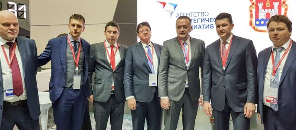 Штанд Калињинградске области на Међународном економском форуму у Санкт Петербургу данас је посетила и српска делегација, коју чине саветник председника Вучића Драгутин Матановић, министар рударства и енергетике Александар Антић, члан Градског већа Града Београда и председник Савета за запошљавање Драгомир Петронијевић, као и глумац и продуцент Милош Биковић. - Sputnik Србија