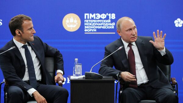 Ruski predsednik Vladimir Putin i predsednik Francuske Emanuel Makron na peterburškom međunarodnom ekonomskom forumu 2018 - Sputnik Srbija