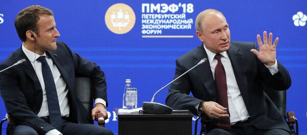 Ruski predsednik Vladimir Putin i predsednik Francuske Emanuel Makron na peterburškom međunarodnom ekonomskom forumu 2018 Ruski predsednik Vladimir Putin i predsednik Francuske Emanuel Makron na peterburškom međunarodnom ekonomskom forumu 2018 - Sputnik Srbija