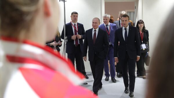 Ruski predsednik Vladimir Putin i predsednik Francuske Emanuel Makron na peterburškom međunarodnom ekonomskom forumu 2018 - Sputnik Srbija