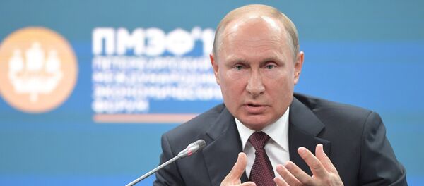 Ruski predsednik Vladimir Putin na peterburškom međunarodnom ekonomskom forumu 2018 Ruski predsednik Vladimir Putin na peterburškom međunarodnom ekonomskom forumu 2018 - Sputnik Srbija