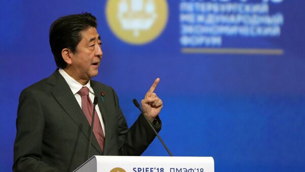 Премијер Јапана Шинзо Абе на Међународном сантк-петербуршком форуму 2018 - Sputnik Србија
