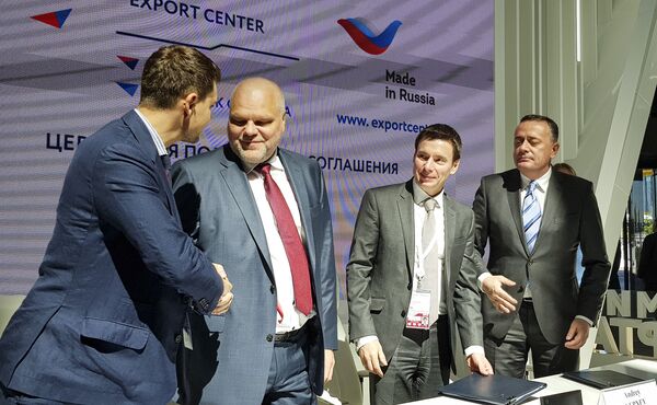 Руковање после постигнутог и потписаног договора. Руковање после постигнутог и потписаног договора. - Sputnik Србија