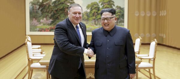 Мајк Помпео и Ким Џон Ун - Sputnik Србија
