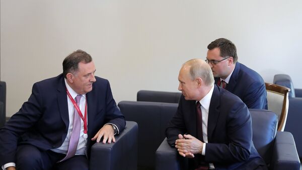Vladimir Putin i Milorad Dodik na samitu u Sankt Peterburgu - Sputnik Srbija