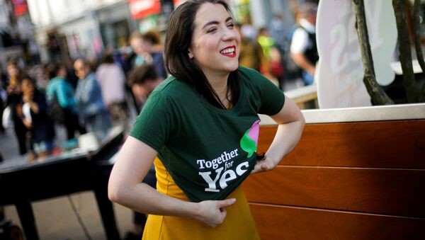 Жена у мајици којом се подржава гласање за абортус на референдуму у Ирској. - Sputnik Србија