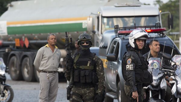 Војска и полиција на улицама током штрајка камионџија у Бразилу. - Sputnik Србија