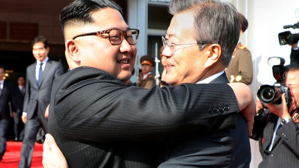 Загрљај лидера Северне и Јужне Кореје Ким Џонг Уна и Мун Џае Ина у пограничном граду у демилитаризованој зони. - Sputnik Србија