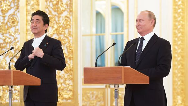Руски председник Владимир Путин и јапански премијер Шинзо Абе - Sputnik Србија