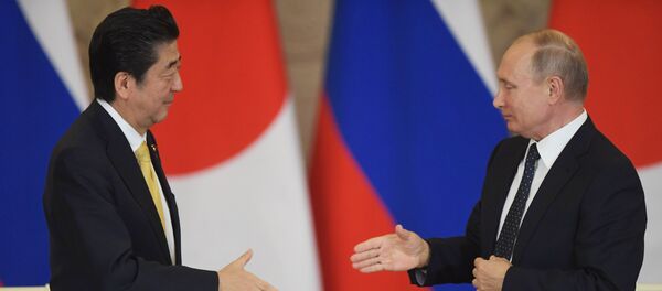 Председник Русије Владимир Путин и премијер Јапана Шинзо Абе - Sputnik Србија