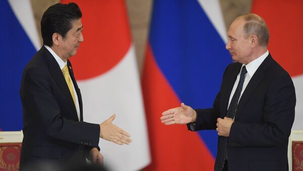 Председник Русије Владимир Путин и премијер Јапана Шинзо Абе - Sputnik Србија