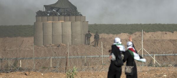 Palestinke stoje ispred vojnih položaja Izraela na protestu u Pojasu Gaze Palestinke stoje ispred vojnih položaja Izraela na protestu u Pojasu Gaze - Sputnik Srbija