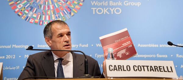 Архивска фотографија: Директор Међународног монетарног фонда Карло Котарели на Међународном форуму у Токију - Sputnik Србија
