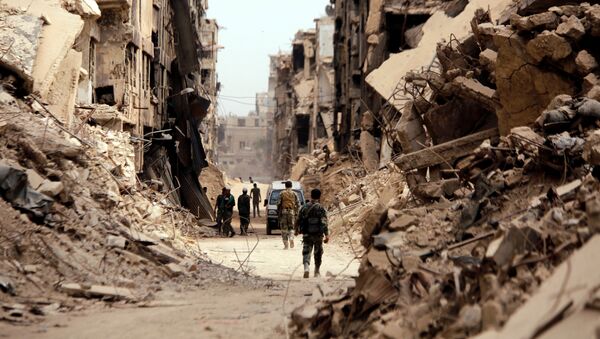 Vojnici šetaju između ruševina u gradu Damasku, Sirija - Sputnik Srbija
