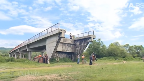 Merdevinama do mosta - Sputnik Srbija