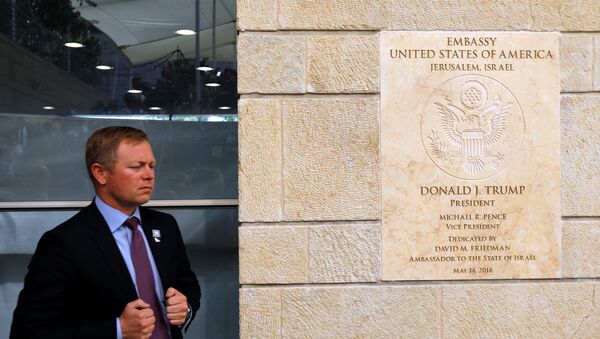 Табла на улазу у амбасаду САД у Јерусалиму - Sputnik Србија