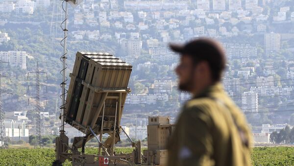 Израелски војник поред ракетног пресретача Гвоздена купола у Хаифи - Sputnik Србија