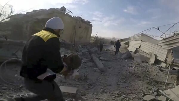 Припадници Белих шлемова помажу жртвама након наводног напада сиријских власти у Источној Гути - Sputnik Србија
