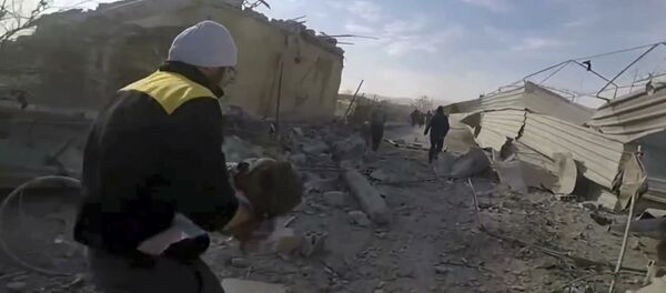 Припадници Белих шлемова помажу жртвама након наводног напада сиријских власти у Источној Гути - Sputnik Србија