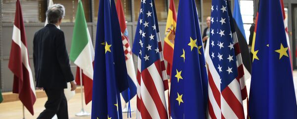 Zastave SAD i EU u sedištu Evropske unije u Briselu Zastave SAD i EU u sedištu Evropske unije u Briselu - Sputnik Srbija
