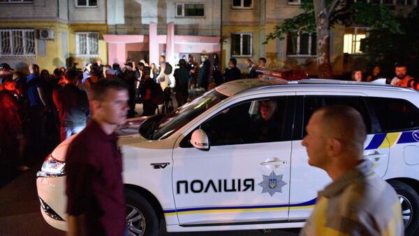 Припадници полиције и новинари у близини куће у Кијеву у којој је убијен новинар Аркадиј Бапченко - Sputnik Србија