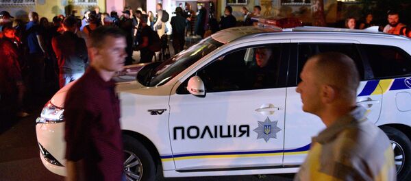 Припадници полиције и новинари у близини куће у Кијеву у којој је убијен новинар Аркадиј Бапченко - Sputnik Србија