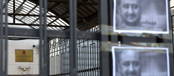 Фотографије убијеног руског новинара Аркадија Бабченка на згради амбасаде Русије у Кијеву - Sputnik Србија