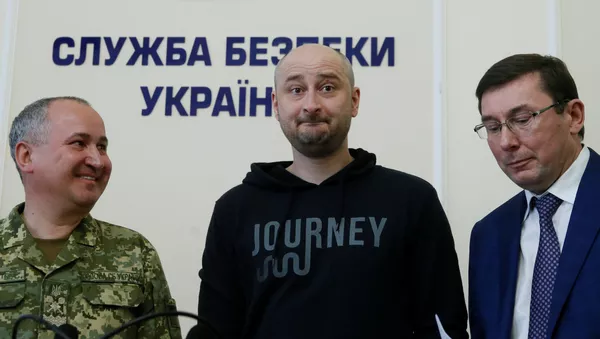 Načelnik Službe bezbednosti Ukrajine Vasilij Gricak, ruski novinar Arkadij Babčenko i državni tužilac Jurij Lucenko na konferenciji za medije u Kijevu - Sputnik Srbija