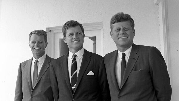 Robert, Ted i Džon Kenedi u Ovalnom kabinetu 1963. godine - Sputnik Srbija