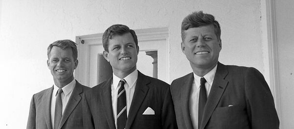 Роберт, Тед и Џон Кенеди у Овалном кабинету 1963. године - Sputnik Србија