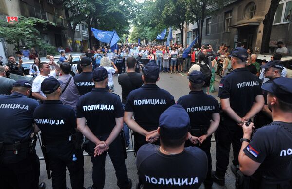 Протест испред Центра за културну деконтаминацију где се одржава фестивал Мирдита - Добар дан Протест испред Центра за културну деконтаминацију где се одржава фестивал Мирдита - Добар дан - Sputnik Србија
