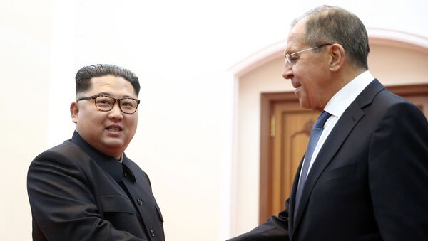 Lider Severne Koreje Kim Džong Un i ministar spoljnih poslova Rusije Sergej Lavrov u Pjongjangu - Sputnik Srbija
