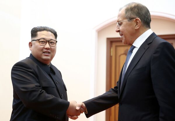 Lider Severne Koreje Kim Džong Un i ministar spoljnih poslova Rusije Sergej Lavrov u Pjongjangu Lider Severne Koreje Kim Džong Un i ministar spoljnih poslova Rusije Sergej Lavrov u Pjongjangu - Sputnik Srbija