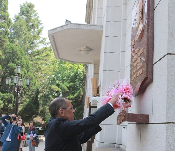Ministar spoljnih poslova Rusije Sergej Lavrov polaže venac na memorijalnu ploču posvećenu Andreju Karlovu u Pjongjangu Ministar spoljnih poslova Rusije Sergej Lavrov polaže venac na memorijalnu ploču posvećenu Andreju Karlovu u Pjongjangu - Sputnik Srbija