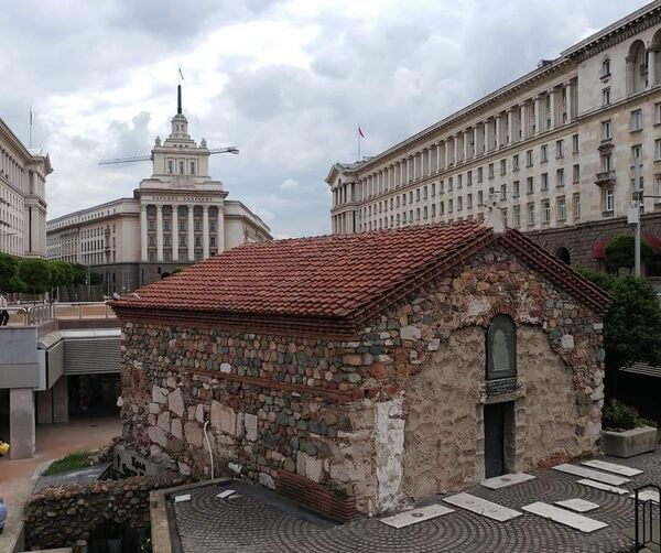 Црква Свете Петке у Софији — Милош се труди да види што више знаменитости градова кроз које пролази. Црква Свете Петке у Софији — Милош се труди да види што више знаменитости градова кроз које пролази. - Sputnik Србија