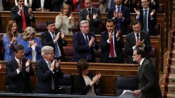 Poslanici u španskom parlamentu aplaudiraju premijeru Marijanu Rahoju. - Sputnik Srbija