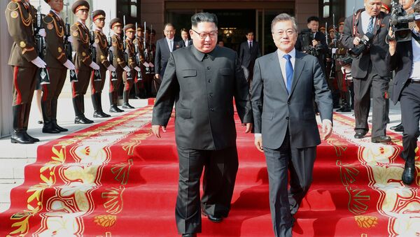 Јужнокорејски председник Мун Џае Ин и севернокорејски лидер Ким Џонг Ун - Sputnik Србија