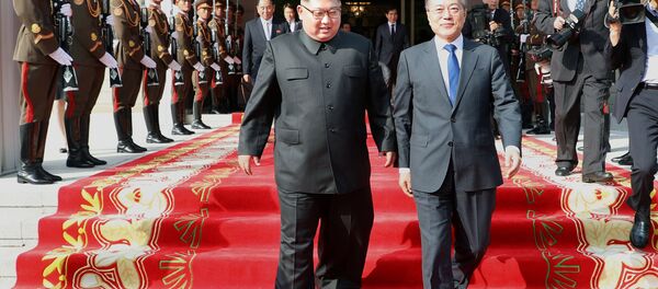 Јужнокорејски председник Мун Џае Ин и севернокорејски лидер Ким Џонг Ун - Sputnik Србија