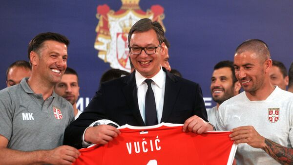 Selektor Srbije Mladen Krstajić i kapitern Aleksandar Kolarov uručuju dres predsedniku Srbije Aleksandru Vučiću - Sputnik Srbija