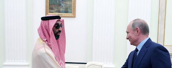 Predsednik Rusije Vladimir Putin s naslednim princom Abu Dabija Muhamedom el Nahajanom - Sputnik Srbija