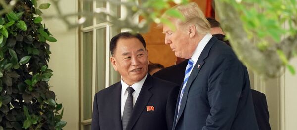 Доналд Трамп са Ким Јон Чолом - Sputnik Србија