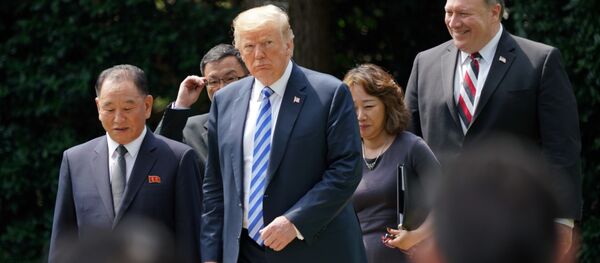 Доналд Трамп са Ким Јон Чолом - Sputnik Србија