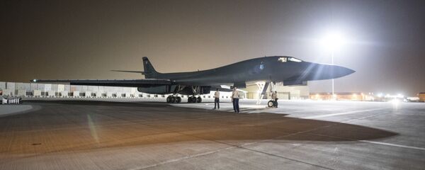 Авион 34. америчког бомбашког одреда Б-1Б Лансер припрема се за полетање за време ваздушних напада коалиције на Сирију - Sputnik Србија