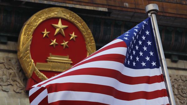 Američka zastava i grb Kine - Sputnik Srbija